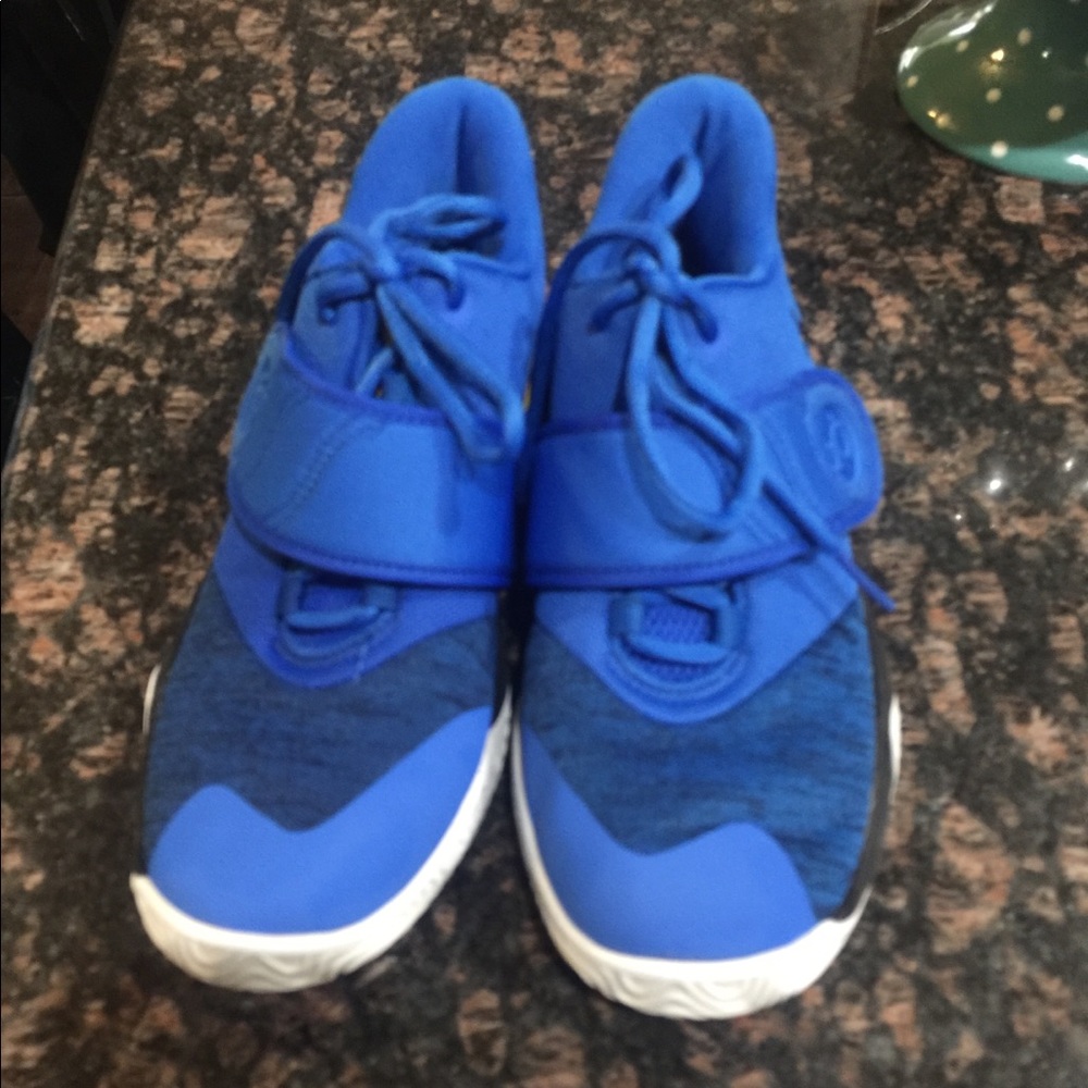 Boy’s size 4Y KDs